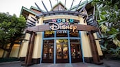 World of Disney 商店的入口处设有彩色标牌