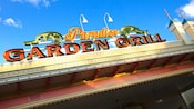 一个写着“Paradise Garden Grill”的标志