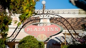 一个写着“Plaza Inn”的标志