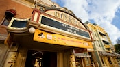 在一栋建筑物的上方写着”Main Street Cinema Steamboat Willie”的标志