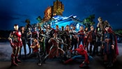 アベンジャーズ・ヘッドクォーターの前にあるマーベル・スーパーヒーローの一団 