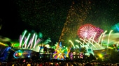 群衆の頭上で展開される花火とライトショー