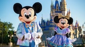 ウォルト・ディズニー・ワールド・リゾートの50周年記念コスチュームに身を包むミッキーマウスとミニーマウス