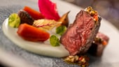 ディズニー・ヨットクラブ・リゾートのYachtsman Steakhouse（ヨットマン・ステーキハウス）で提供されるステーキとロースト野菜のソースがけ