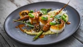 ソースをかけたホタテ 4 個、フムスとローストした長いニンジン添え