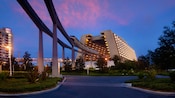 迪士尼单轨列车（Disney Monorail）在迪士尼当代度假酒店（Disney's Contemporary Resort）附近运行
