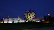 Disney's Pop Century Resort로 들어가는 입구 및 컬러풀한 표지판 