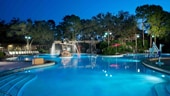 밤에 본 Disney’s Port Orleans Resort Riverside의 Ol’ Man Island 수영장 단지 
