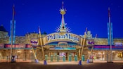 一个被聚光灯照射，标志写着“Mickey's PhilharMagic”（米奇幻想曲）的剧院