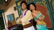 阿拉丁（Aladdin）和茉莉公主（Jasmine）背对背站着