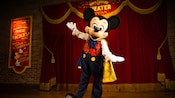 米奇老鼠（Mickey Mouse）以及一个写着“Town Square Theater”（小镇广场剧院）的标志