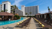 Camastros bordean la piscina del Hilton Galveston Island Resort