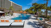 Camastros bordean la piscina en The San Luis Resort, Spa & Conference Center