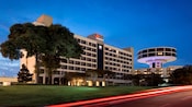 El hotel de varios pisos Houston Airport Marriot at George Bush Intercontinental al anochecer