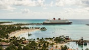 Un crucero de Disney Cruise Line atracado en una playa de Disney Castaway Cay
