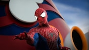 Spider-Man se tient sur le pont avec un bras tendu alors quil sapprête à tisser une toile