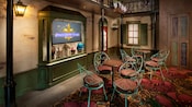 Mesas y sillas en una esquina del French Quarter Lounge diseñado para asemejarse a una esquina de Nueva Orleans