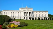 El exterior clásico griego de los Edificios del Parlamento en Belfast, Irlanda del Norte