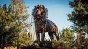 Una escultura de bronce en forma de león en un parque