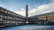 El patio de una prisión del siglo&nbsp;XIX revela una torre de vigilancia de piedras y un edificio de tres pisos con ventanas con rejas