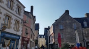 Un pueblo medieval rodeado de tiendas de crepés