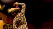 Um dançarino flamenco em um cenário de taverna