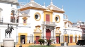 Uma praça espanhola com construções do século XIX e cercas decorativas de ferro forjado