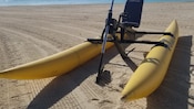 Uma bicicleta aquática pessoal em uma praia