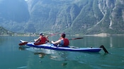 2 personas en un kayak de 2 plazas remando por un fiordo