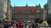 Una plaza histórica llena de turistas y lugareños