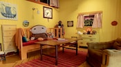 Un área de juegos con una muñeca Alfie Atkins en una sala inspirada en un cuento