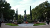Parque urbano con árboles y una estatua