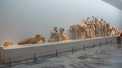 Estátuas da Grécia Antiga em exibição em um museu 