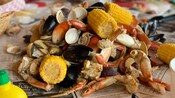 Banquete de frutos do mar com caranguejo, batatas e milho
