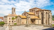 Um campanário de pedra e um complexo de igrejas construído em estilo gótico