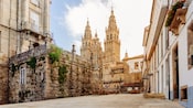 Cafés en la acera junto a la catedral Gótica de Santiago de Compostela