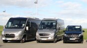 Un minibús, una minivan y un sedán último modelo