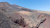 Un campo de lava montañoso con rocas volcánicas