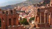 Las ruinas de un anfiteatro antiguo con vistas a un pueblo europeo