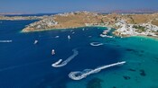 Barcos se deslizan por el mar Egeo alrededor de la isla de Miconos