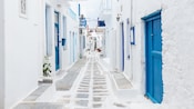 Um corredor charmoso na cidade de Mykonos