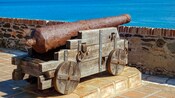 Un antiguo cañón en una fortaleza costera histórica