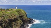 Um farol na beira de um penhasco costeiro