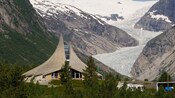 O exterior de um centro de visitantes localizado ao longo do lago Stryn