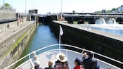 Personas en la proa de un barco en un canal