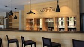 Una sala de degustación contemporánea con un letrero que dice Domaine Souviou