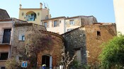 Un grupo de villas con una buganvilia que crece en el costado de una de las casas