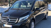 Una camioneta de último modelo estacionada cerca de la nieve