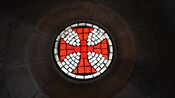 Um mosaico de vidro da cruz dos Cavaleiros Templários