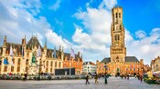 La Plaza Gran Mercado y Torre Belfry en Brujas